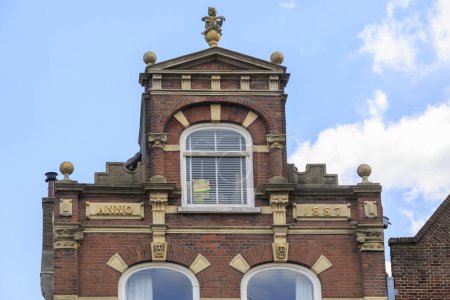 Historische Hausfassaden in Ziegelbauweise mit Verzierungen und Baujahr in der Stadt Delft in den Niederlanden