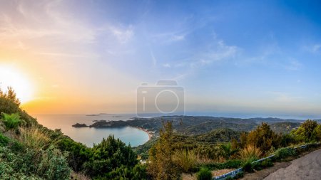 Sonnenuntergang über dem Meer und der Bucht von Agios Georgios auf der Insel Korfu