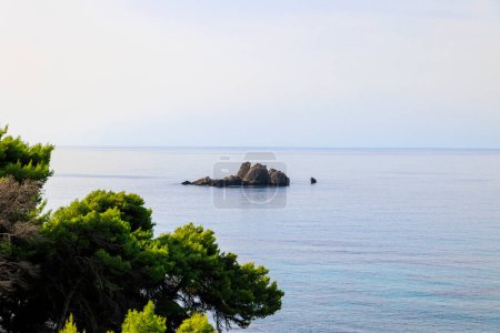 Küste und einsame Felsen im Meer bei Sinarades auf der Insel Korfu