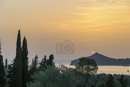 Sonnenuntergang über dem Meer und der Bucht von Agios Georgios auf der Insel Korfu