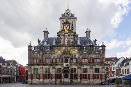 Historische Rathausfassade am Marktplatz in Delft