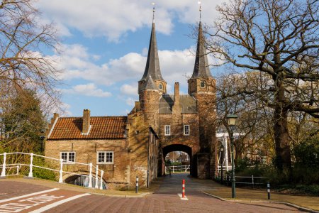 Das historische Stadttor von Oostpoort in der niederländischen Stadt Delft an einem sonnigen Frühlingstag