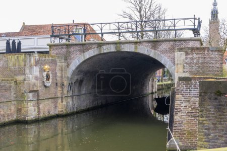 Canal cerca del Ayuntamiento de la ciudad holandesa de Edam
