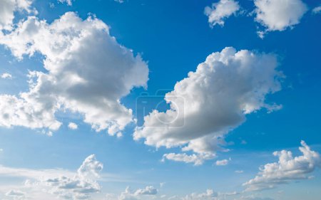 Téléchargez les photos : Ciel bleu avec fond nuageux blanc - en image libre de droit