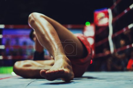 Foto de Muay Thai knockouts on the boxing ring - Imagen libre de derechos
