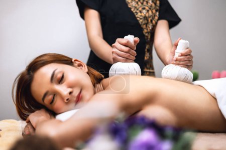 Téléchargez les photos : Belle femme faisant massage thaï dans le spa - en image libre de droit