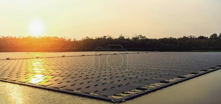 Téléchargez les photos : Plateforme de panneaux solaires sur l'eau dans l'étang. concept énergie propre dans la nature - en image libre de droit