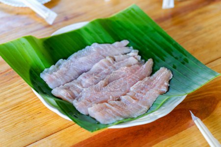 Téléchargez les photos : Filet de truite poisson dans le plat sur la table - en image libre de droit