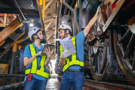 Téléchargez les photos : Ingénieur femelle et matériel de contrôle ouvrier en usine pour réparation - en image libre de droit
