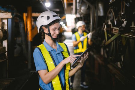 Téléchargez les photos : Femmes dans l'ingénieur d'usine travaillant à l'aide d'un ordinateur tablette - en image libre de droit