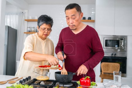 Téléchargez les photos : Asiatique couple âgé cuisine dans la cuisine pour préparer le dîner - en image libre de droit