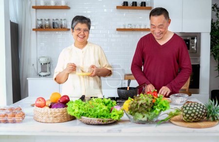 Téléchargez les photos : Asiatique couple âgé cuisine dans la cuisine pour préparer le dîner - en image libre de droit