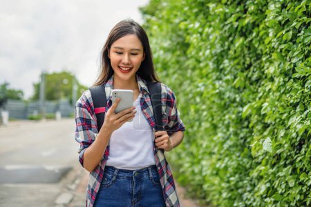 Téléchargez les photos : Portrait de femme avec téléphone portable et sourire au parc - en image libre de droit