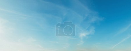 Téléchargez les photos : Beau ciel bleu avec nuageux dans la lumière mornig - en image libre de droit
