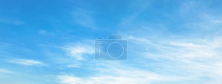 Téléchargez les photos : Ciel bleu avec fond nuageux blanc - en image libre de droit