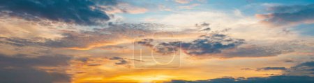 Téléchargez les photos : Ciel au lever du soleil avec lumière jaune doré le matin - en image libre de droit