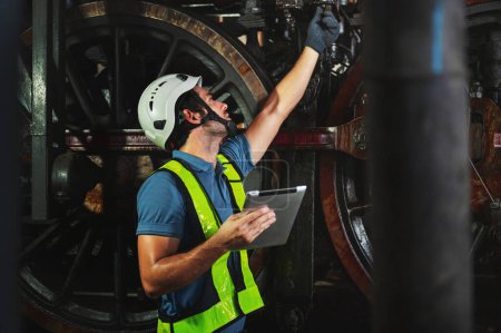 Foto de Ingeniero de mantenimiento que trabaja las máquinas en fábrica de la industria - Imagen libre de derechos