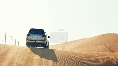 Téléchargez les photos : Magnifiquement capturé prise de vue cinématographique de Jeep sur désert Safari, Dubaï. - en image libre de droit
