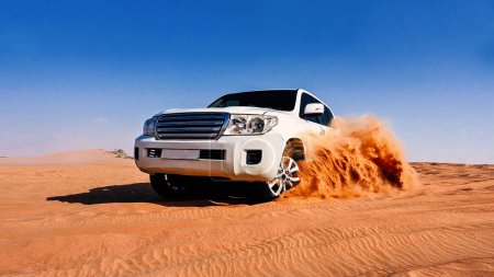 Téléchargez les photos : Tournage cinématographique de Jeep Wrangler Sunset Desert Experience et Sandboarding sur Desert Safari Dubai. - en image libre de droit
