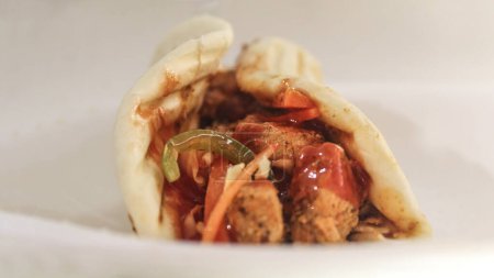Téléchargez les photos : Shawarma au poulet avec les sauces les plus savoureuses HD - en image libre de droit