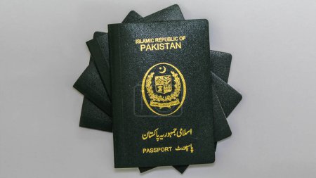 Téléchargez les photos : Passeport pakistanais avec fond gris HD. - en image libre de droit