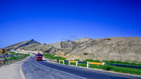 Foto de Camino a las montañas, hermoso fondo de pantalla colorido. Kund Malir, Baluchistán, Pakistán - Imagen libre de derechos