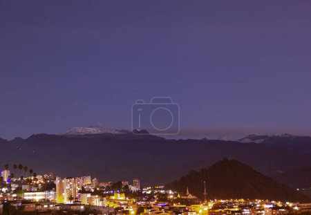 Téléchargez les photos : City of Manizales, in Colombia, adorned with the Nevado del Ruiz and the Nevado Santa Isabel - en image libre de droit