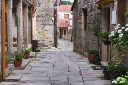 Kopfsteinpflaster im historischen Dorf Combarro in Galizien. Enge Straßen mit Steinhäusern und Blumenschmuck.