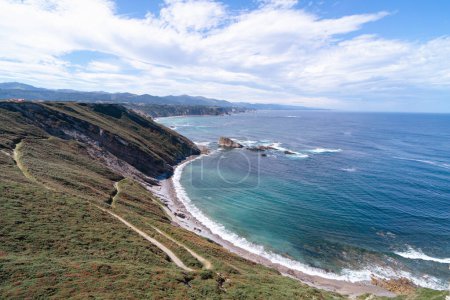 Hügel und Weg zum Strand Pena Doria in Cudillero Asturias.