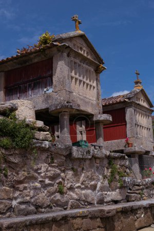 Horreos in Combarro, typische Bauwerke Galiziens. Pontevedra, Spanien. Ansichten traditioneller Gebäude.