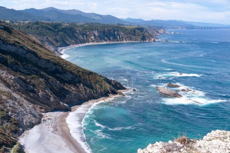 Landschaft an der Küste von Cabo Vidio, in Cudillero, Asturien. Klippen und Küste.
