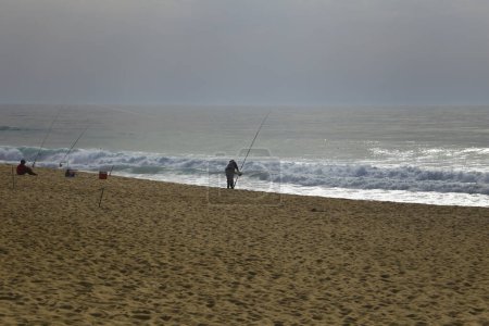 Téléchargez les photos : Comporta, Grandola, Portugal- 28 octobre 2022 : Passerelle en bois vers la plage de Comporta le matin par une journée ensoleillée au Portugal - en image libre de droit