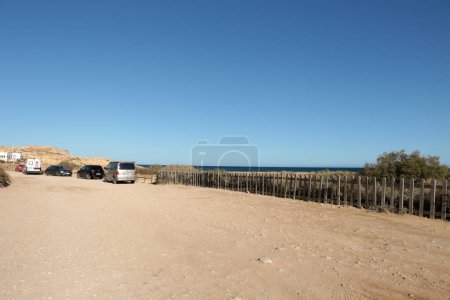 Foto de Rodalquilar, Almería, España- 17 de noviembre de 2022: Parking público en la playa de Playazo en el pueblo de Rodalquilar - Imagen libre de derechos