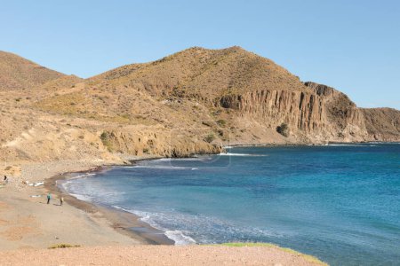 Foto de Isleta del Moro, Almería, España- 17 de noviembre de 2022: La playa de Penon Blanco rodeada de paisajes volcánicos - Imagen libre de derechos