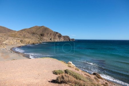 Foto de Isleta del Moro, Almería, España- 17 de noviembre de 2022: La playa de Penon Blanco rodeada de paisajes volcánicos - Imagen libre de derechos