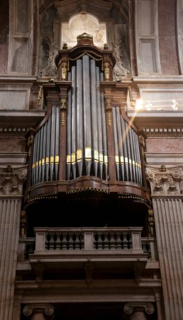 Foto de Mafra, Lisbon, Portugal- January 17, 2023: Beautiful pipe organ at the Palace-Convent and Royal building of Mafra - Imagen libre de derechos