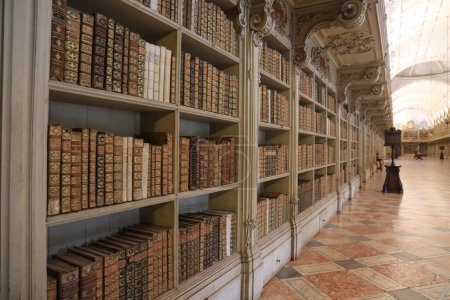 Foto de Mafra, Lisbon, Portugal- November 17, 2022: Beautiful and Colossal Mafra Palace Library with its exemplary books - Imagen libre de derechos