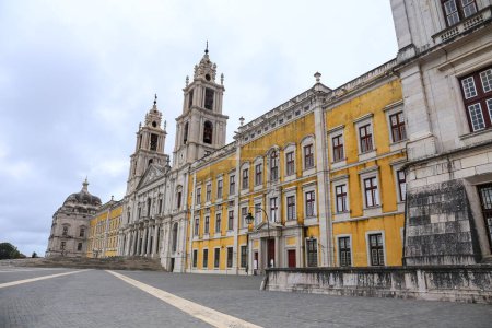Foto de Mafra, Lisbon, Portugal- January 17, 2023: Beautiful Palace-Convent and Royal building of Mafra - Imagen libre de derechos