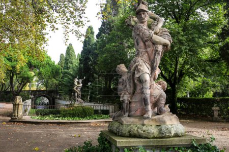 Téléchargez les photos : Queluz, Lisbon, Portugal- November 21, 2022: John Cheere sculpture in the garden of the National Palace of Queluz - en image libre de droit