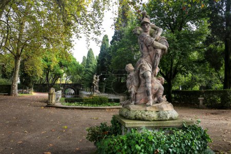 Téléchargez les photos : Queluz, Lisbon, Portugal- November 21, 2022: John Cheere sculpture in the garden of the National Palace of Queluz - en image libre de droit