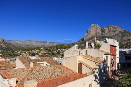 Foto de Finestrat, Alicante, Spain- February 5, 2023: Beautiful view of the Puig Campana Mountain and Finestrat town - Imagen libre de derechos