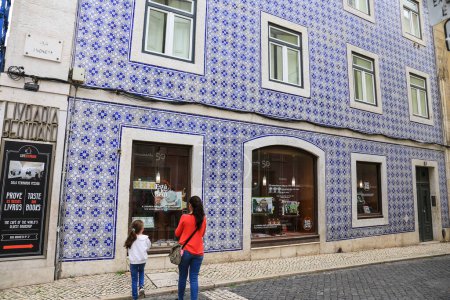 Téléchargez les photos : Lisbonne, Portugal- 22 novembre 2022 : Façade de la plus ancienne librairie du monde appelée Bertrand à Lisbonne - en image libre de droit