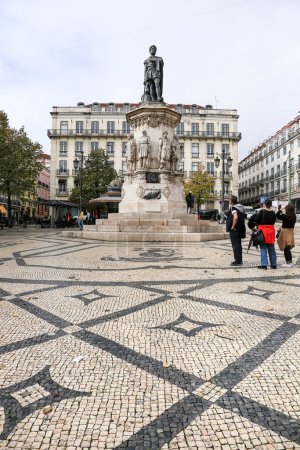 Téléchargez les photos : Lisbonne, Portugal- 4 novembre 2022 : Grande statue en bronze de l'écrivain Luis de Camoes sur un pilier de calcaire lioz sur la place Camoes - en image libre de droit