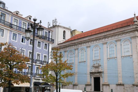 Téléchargez les photos : Lisbonne, Portugal- 4 novembre 2022 : Belle façade de l'église vierge Loreto par une journée nuageuse à Lisbonne - en image libre de droit