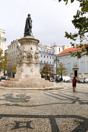 Téléchargez les photos : Lisbonne, Portugal- 4 novembre 2022 : Belle place Camoes à Lisbonne par une journée nuageuse. - en image libre de droit