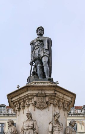 Téléchargez les photos : Grande statue en bronze de l'écrivain Luis de Camoes sur un pilier de calcaire lioz sur la place Camoes - en image libre de droit