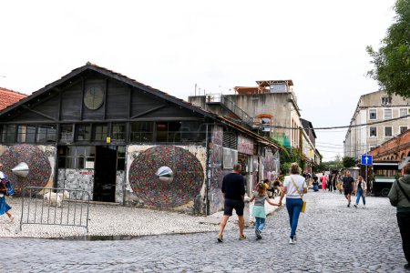 Téléchargez les photos : Lisbonne, Portugal- 10 novembre 2022 : Espace créatif et culturel à Lisbonne appelé LX Factory où les touristes apprécient les restaurants, les galeries et la musique - en image libre de droit
