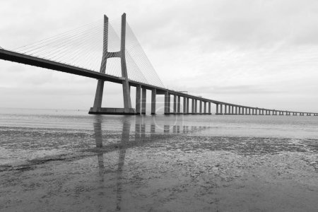 Téléchargez les photos : Le pont Vasco Da Gama par une journée nuageuse à Lisbonne - en image libre de droit
