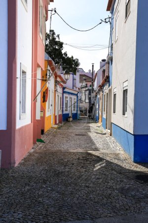 Foto de Alcochete, Lisboa, Portugal- 21 de noviembre de 2022: Fachadas típicas y calles estrechas en la ciudad de Alcochete, Lisboa - Imagen libre de derechos