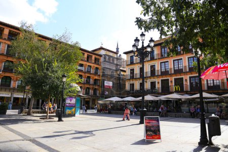 Téléchargez les photos : Tolède, Espagne- 6 octobre 2022 : La place principale de la vieille ville de Tolède, appelée Plaza de Zocodover - en image libre de droit